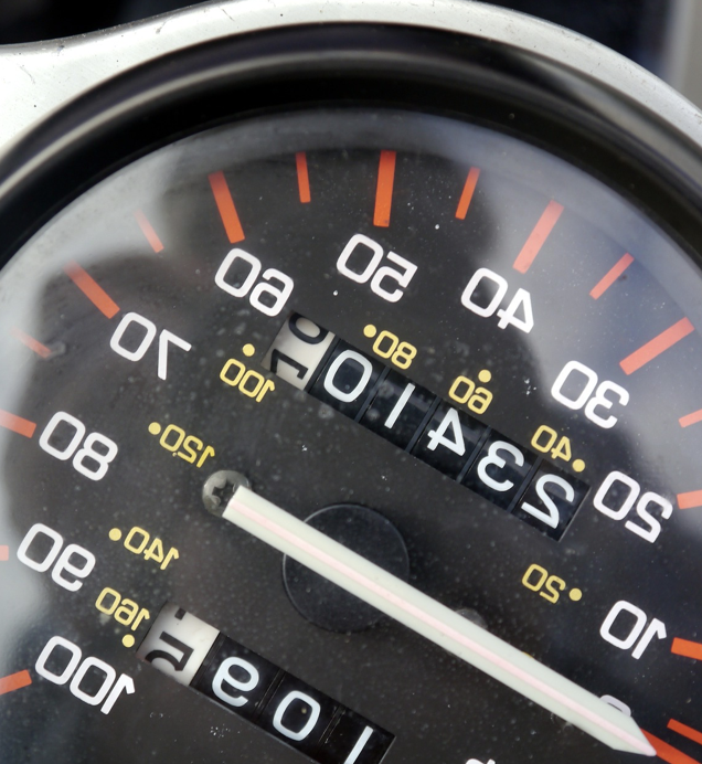Illustrazione editoriale con 5 consigli per ridurre il consumo di carburante