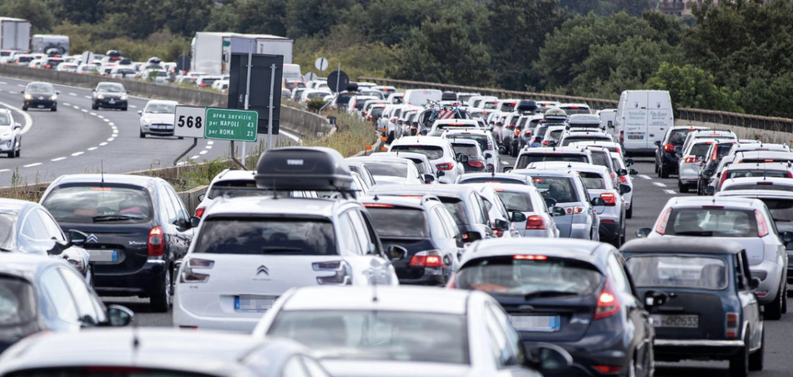 Grafica editoriale sull'Italia ai vertici europei per numero di auto pro capite