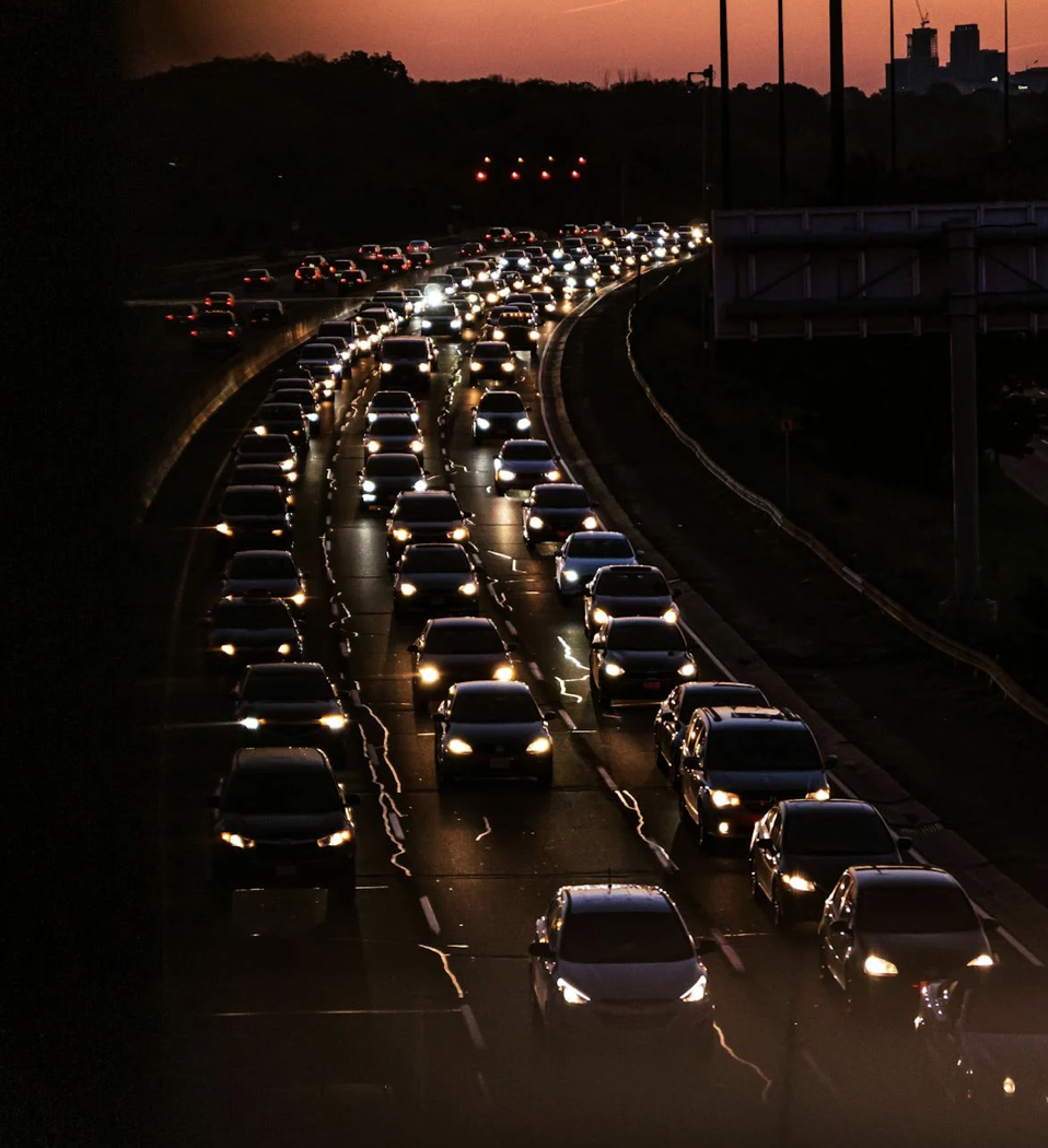 Grafico editoriale sul tempo medio impiegato per cercare parcheggio in città