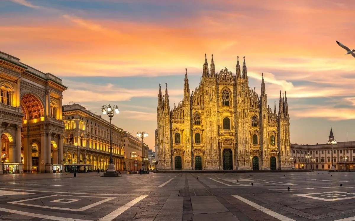 Piazza del Duomo a Milano all’alba