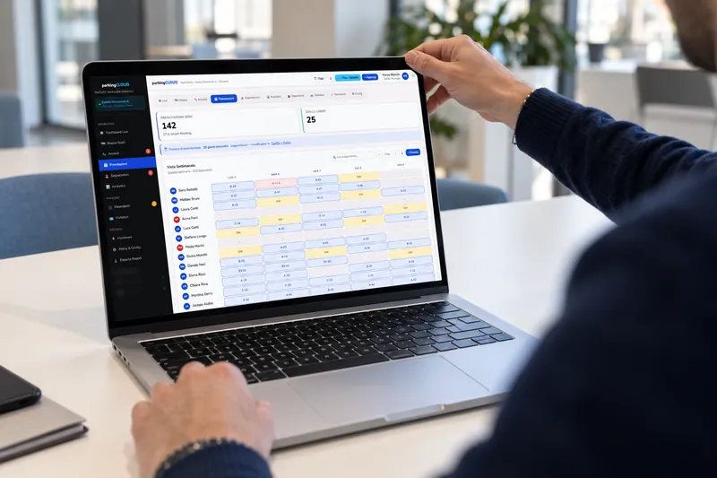 Facility manager che consulta la vista settimanale delle prenotazioni nella console Parking Cloud